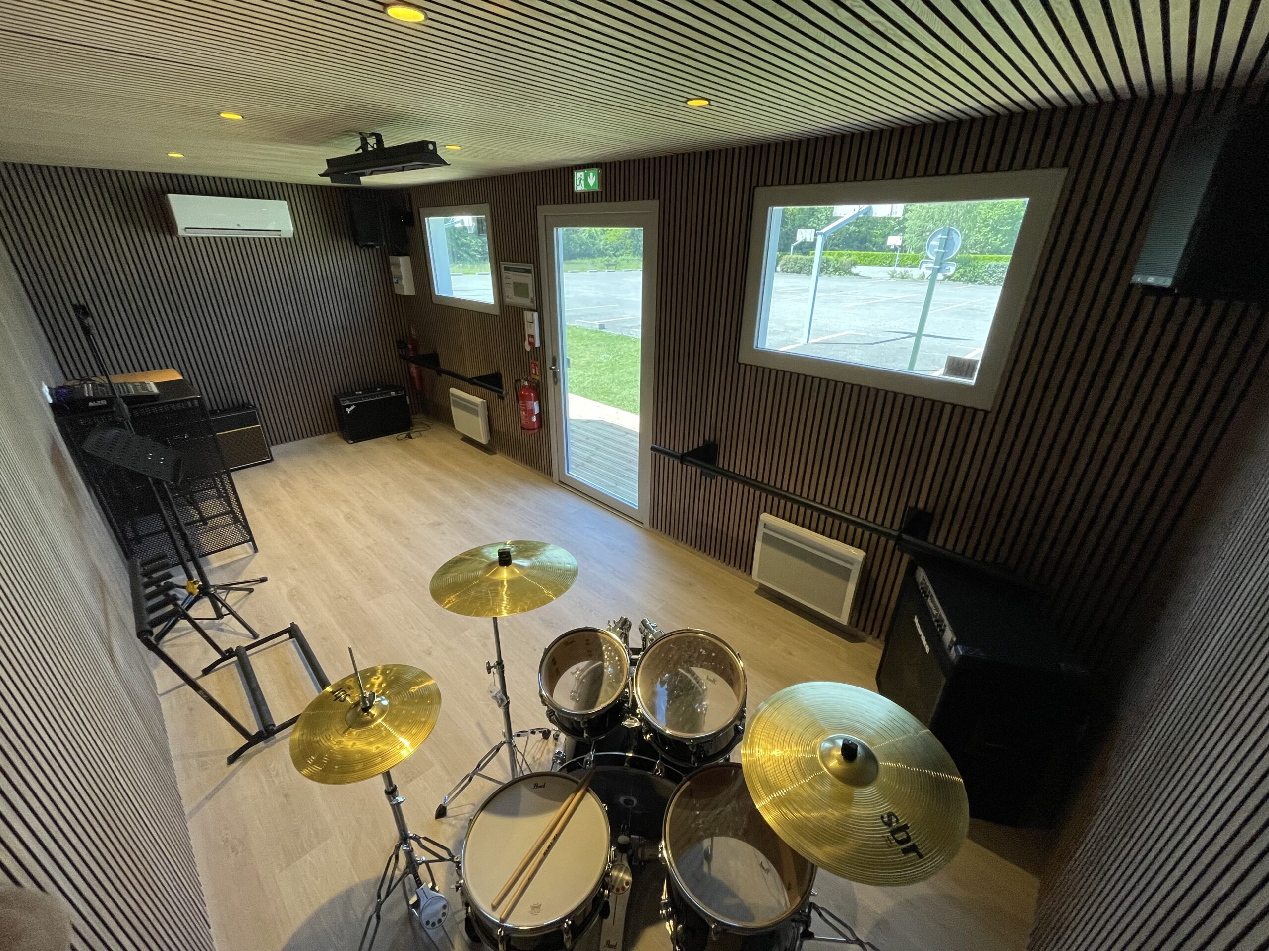 Vue intérieur depuis la batterie de l'intérieur du studio de répétition de Saint Clair de la Tour - JAM Studios