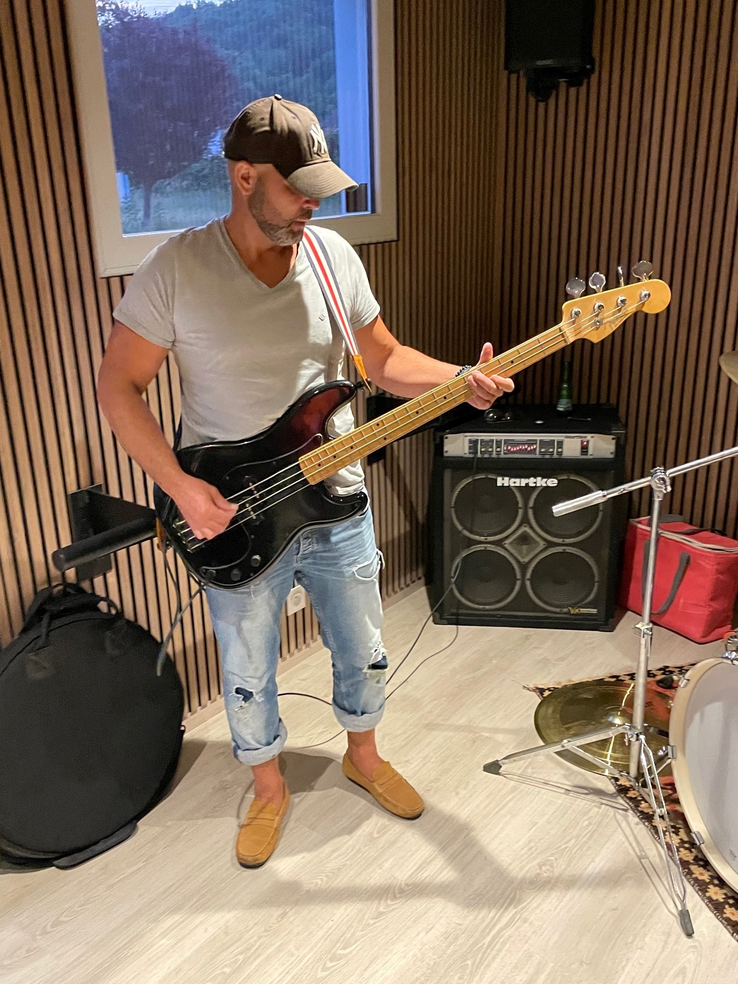 Bassiste qui joue dans le JAM Studios de Saint Clair de la Tour