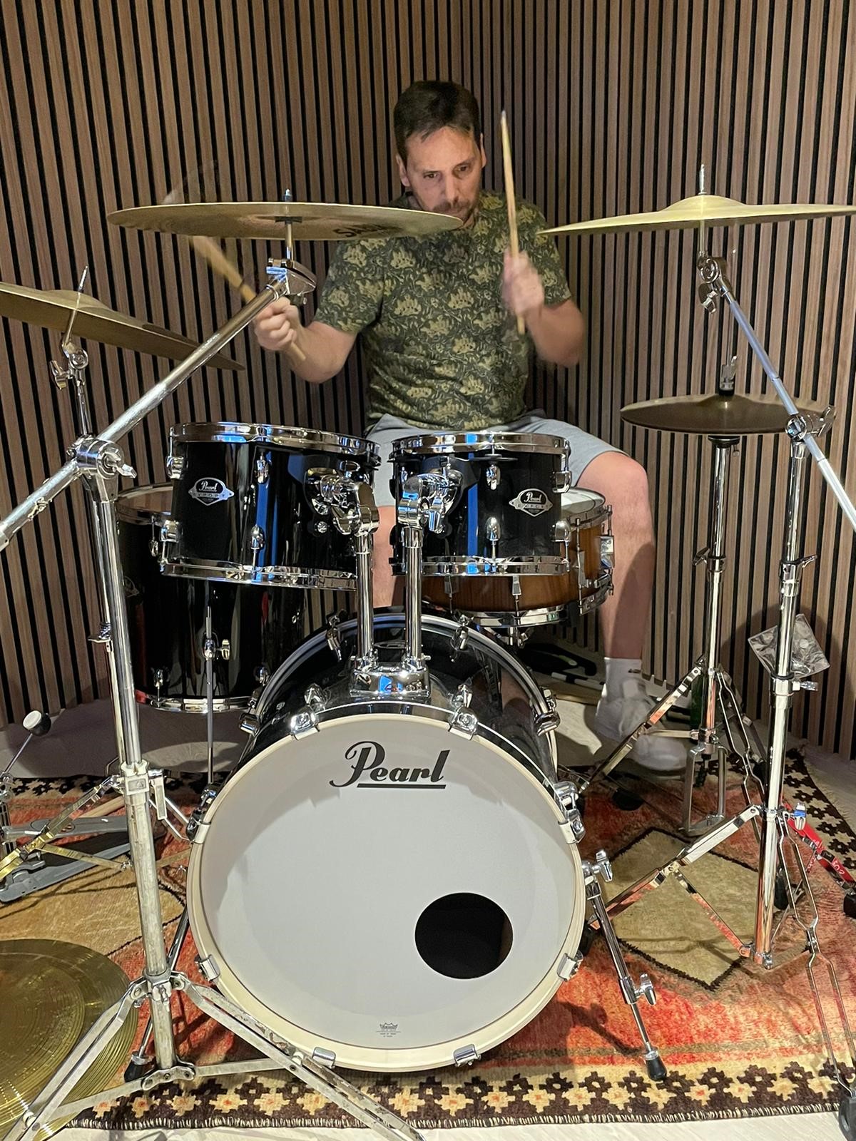 Batteur qui joue dans le JAM Studios de Saint Clair de la Tour