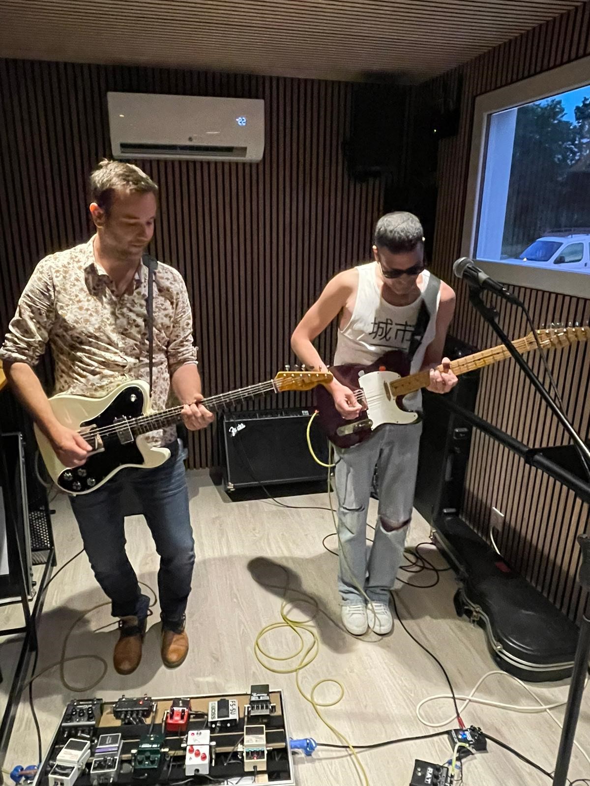 Guitaristes qui jouent dans le JAM Studios de Saint Clair de la Tour